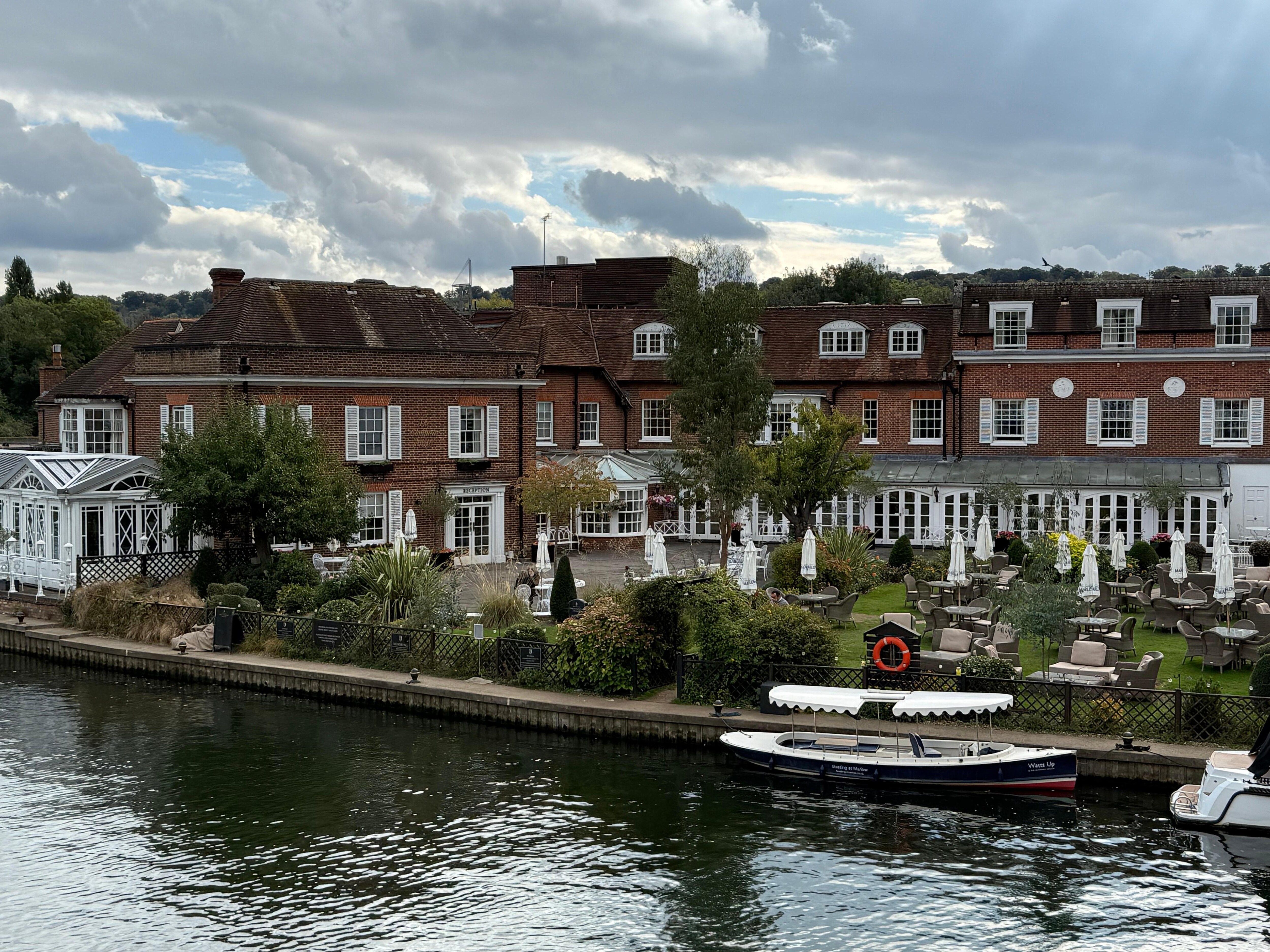 Hôtel Macdonald Compleat Anchor from Marlow Bridge 