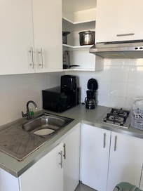 This was NOT a “fully stocked” kitchen. 2 pots 1 small pan, old and rusty. WATER AS PROMISED WAS NOT INCLUDED.