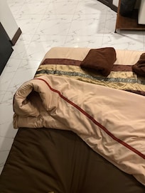 ダブルベッドが二台とシングルベッドが一台あります