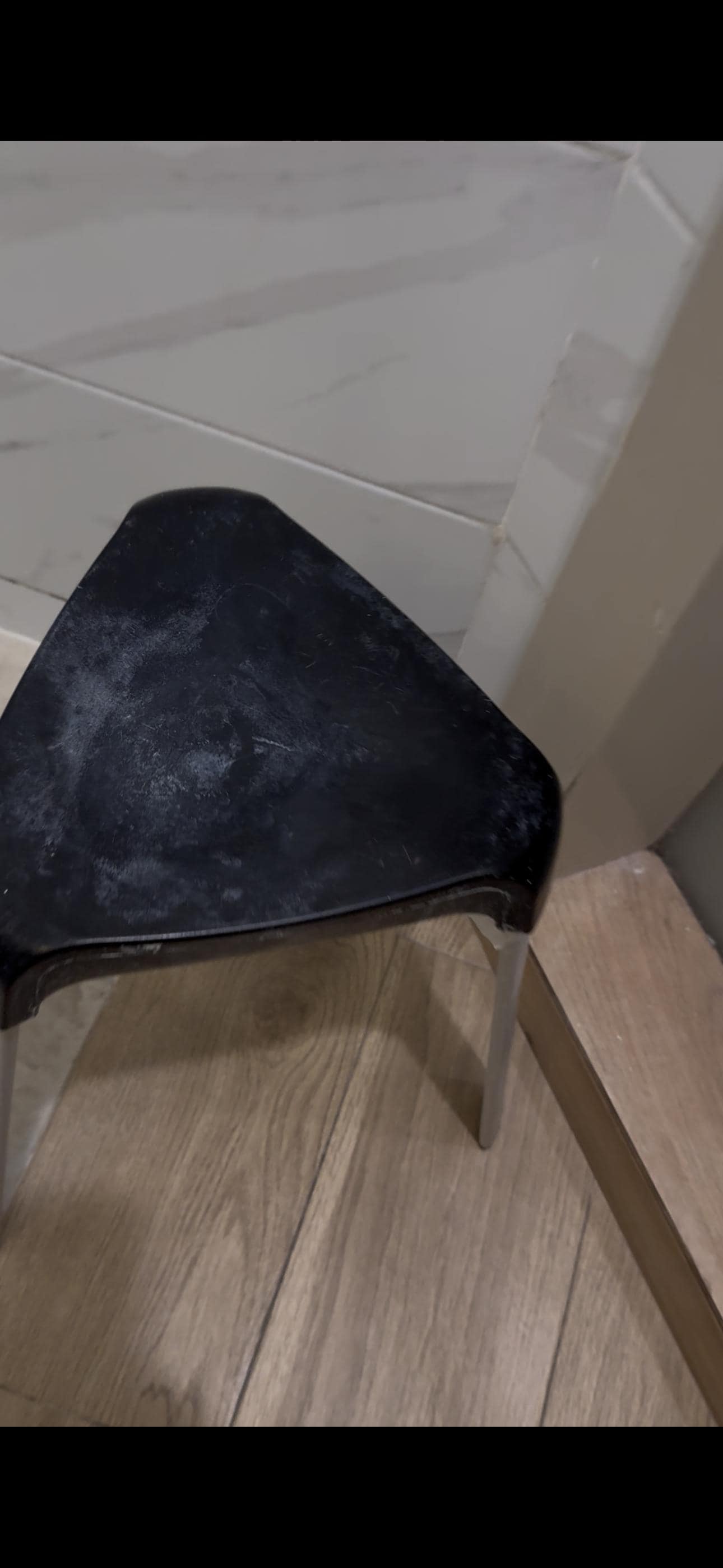 Banc dans la salle de bain juste pas possible la saleté 