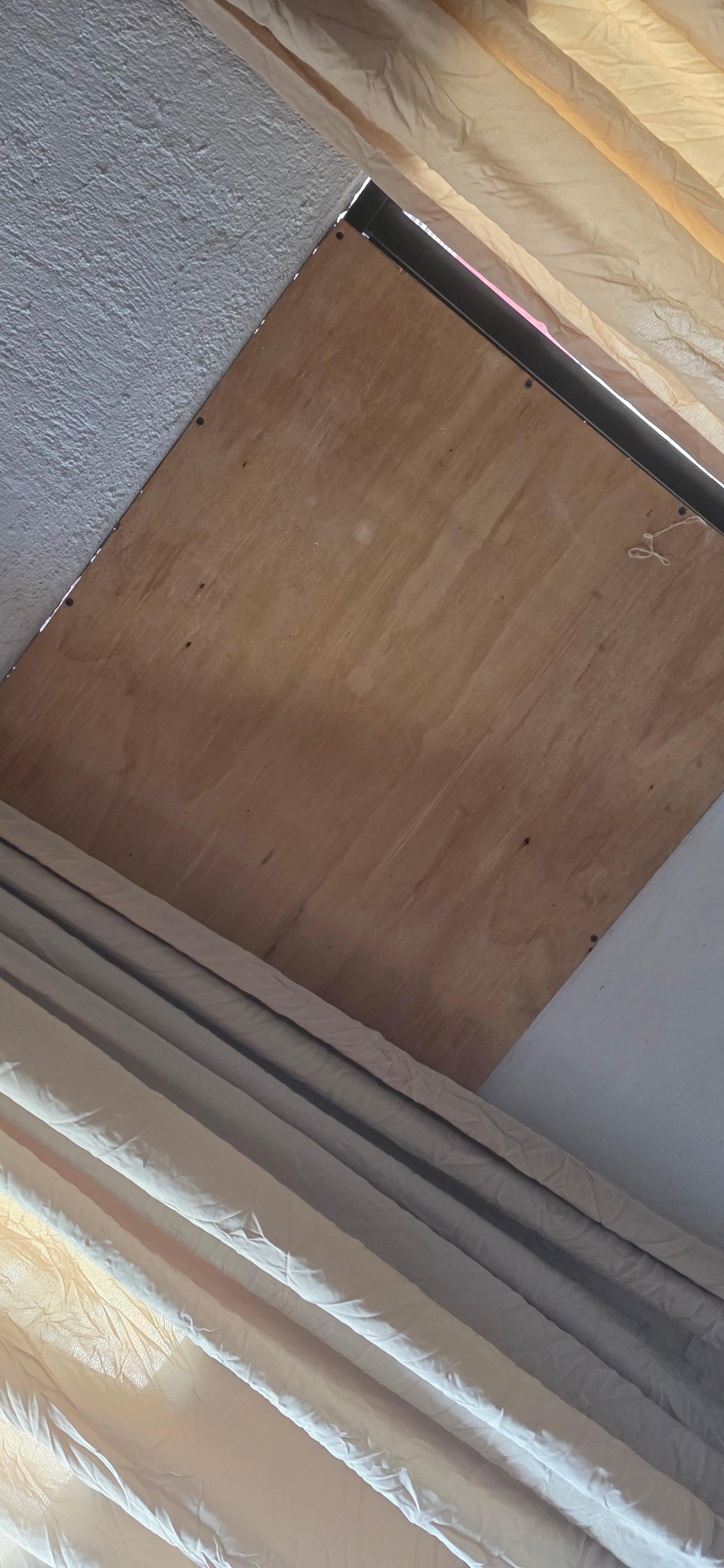 Ventana sin cristal solo madera