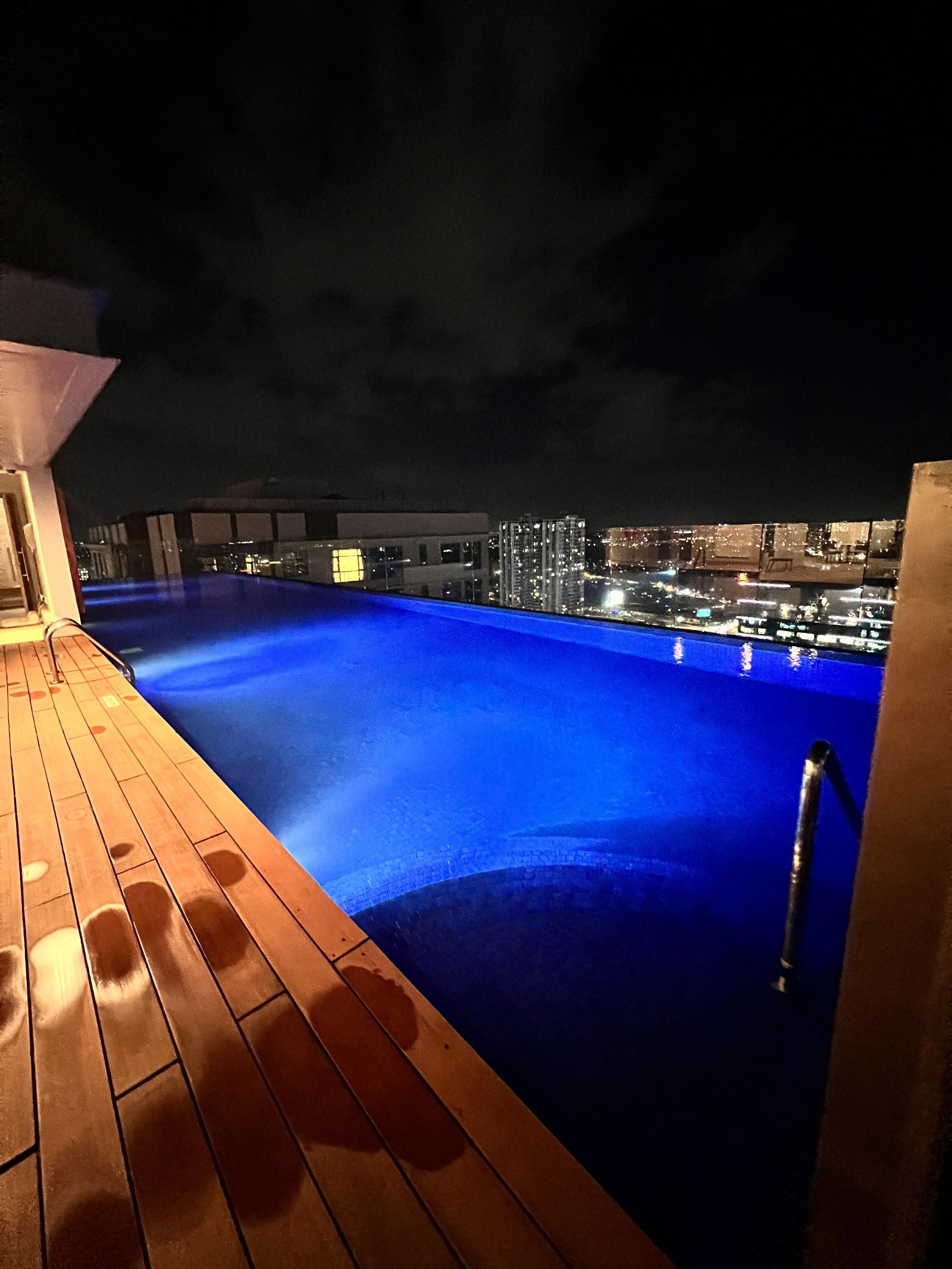 Infinite swimming pool