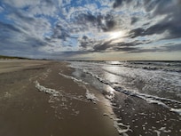 Ein Spaziergang am Meer zum Abend