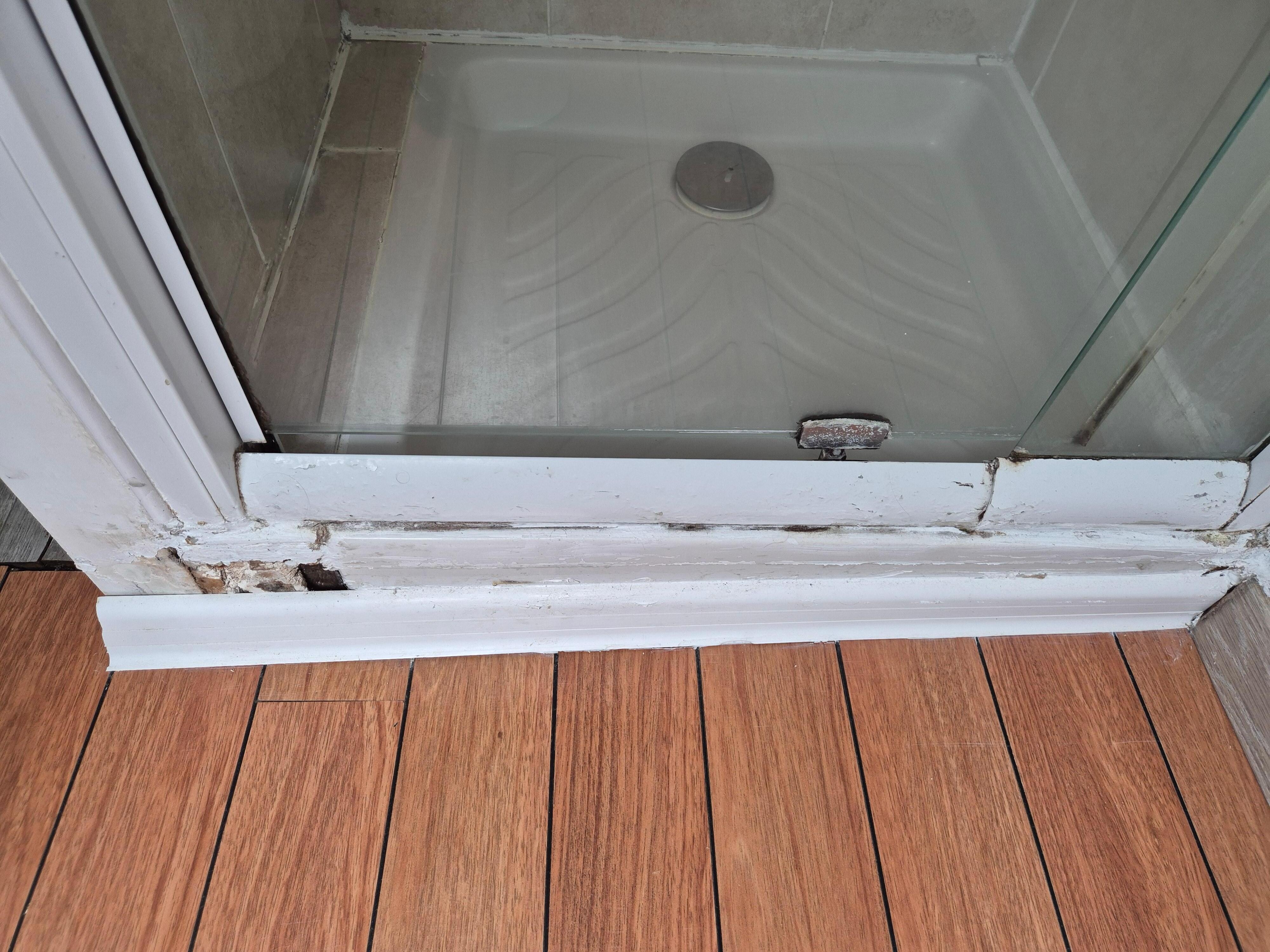 Dreck und Schimmel an der Dusche