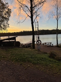 Morgonpromenad runt sjön.