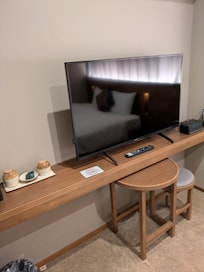 大きめのTVと作業テーブル