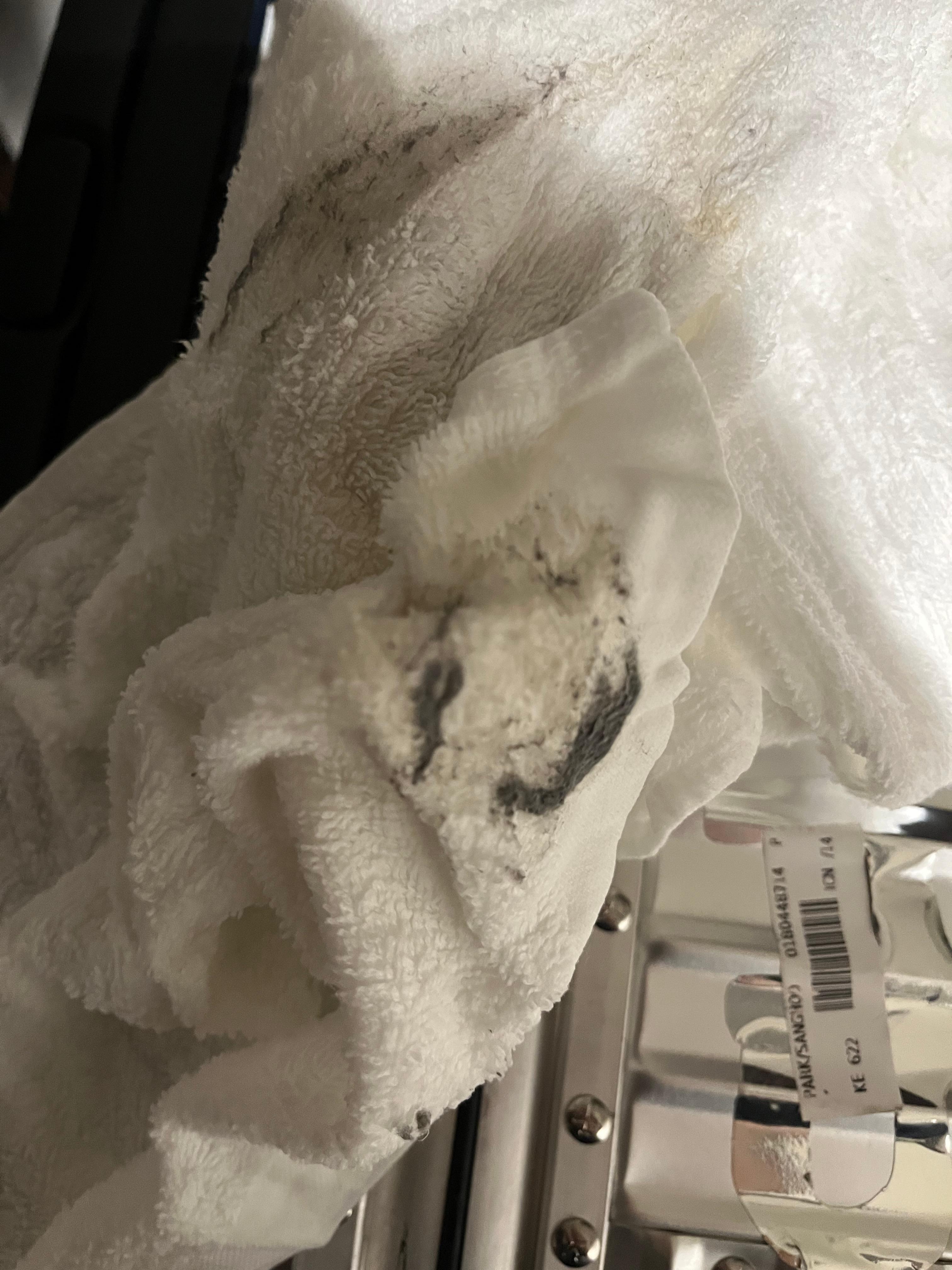 도저히 못보겠어서 물티슈로 닦는데 이렇게 먼지덩어리가 의류건조기 수건 돌리는마냥 나옵니다.. 이게 나무사이 하나 닦는데 이정도에요..