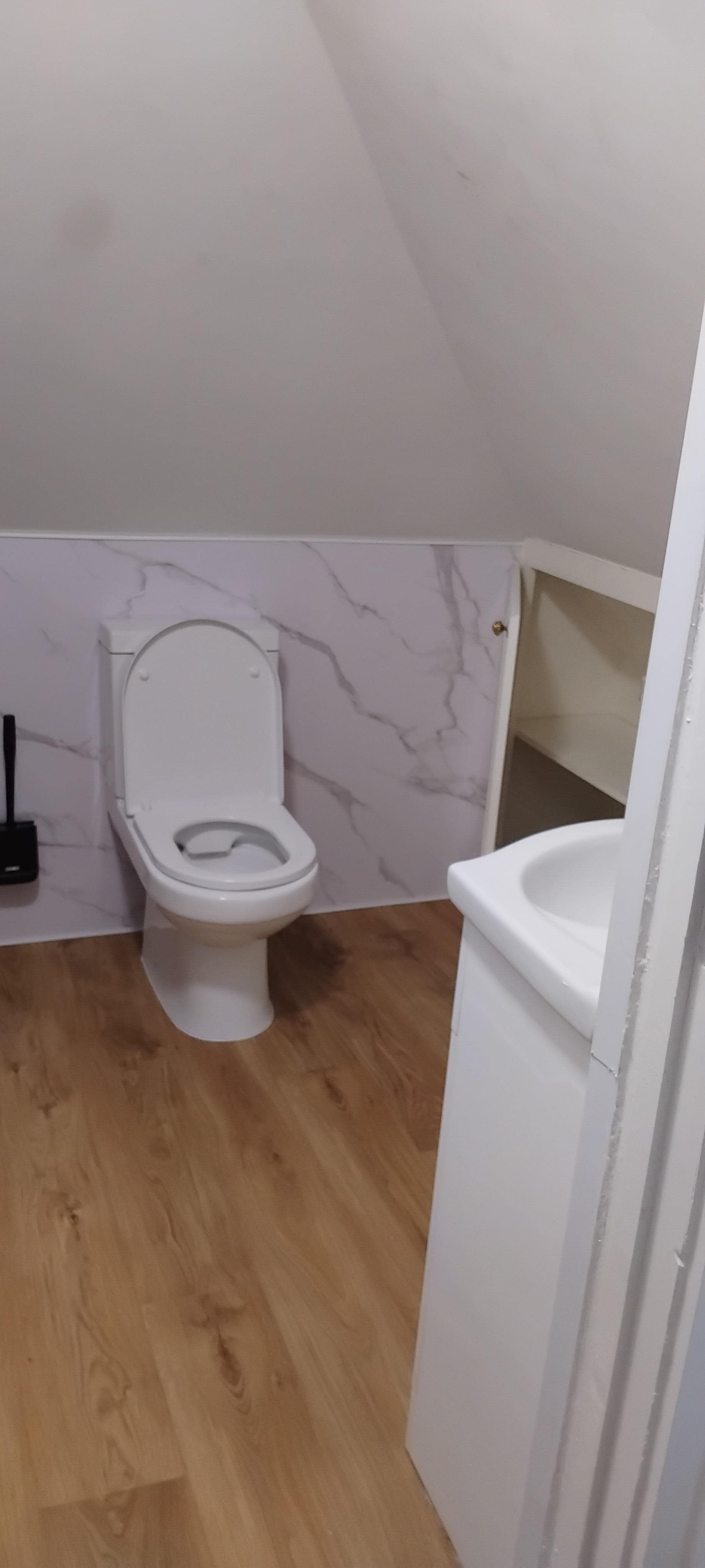 Tiny bathroom could not stand up in there over 5foot 4