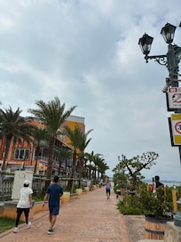 朝の散歩で海を見ながらアメリカンビレッジを堪能