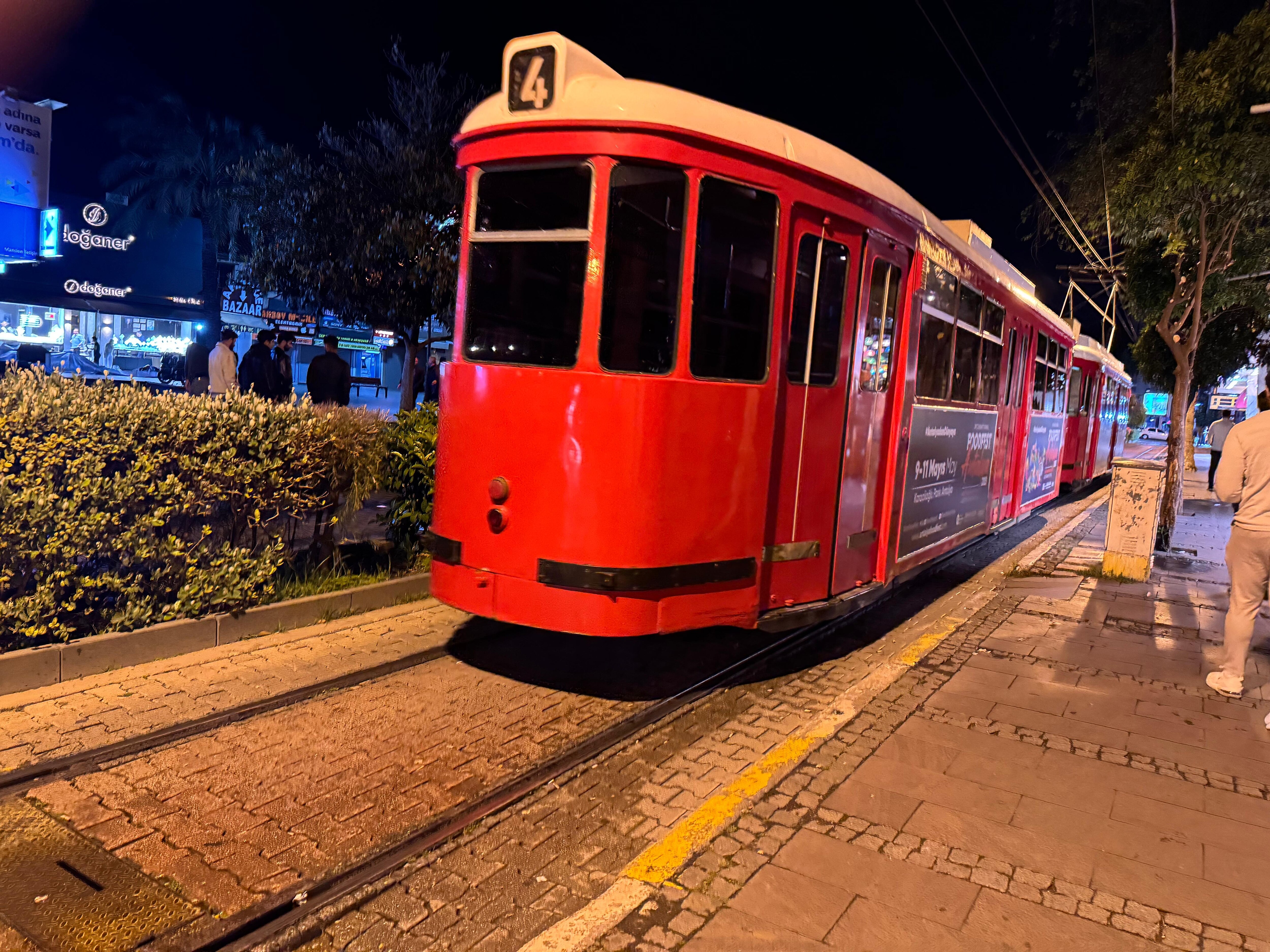 Die historische Straßenbahn bringt Sie vom SOLO zum Strand von Konyaaltı