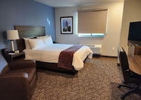 Queen bed room