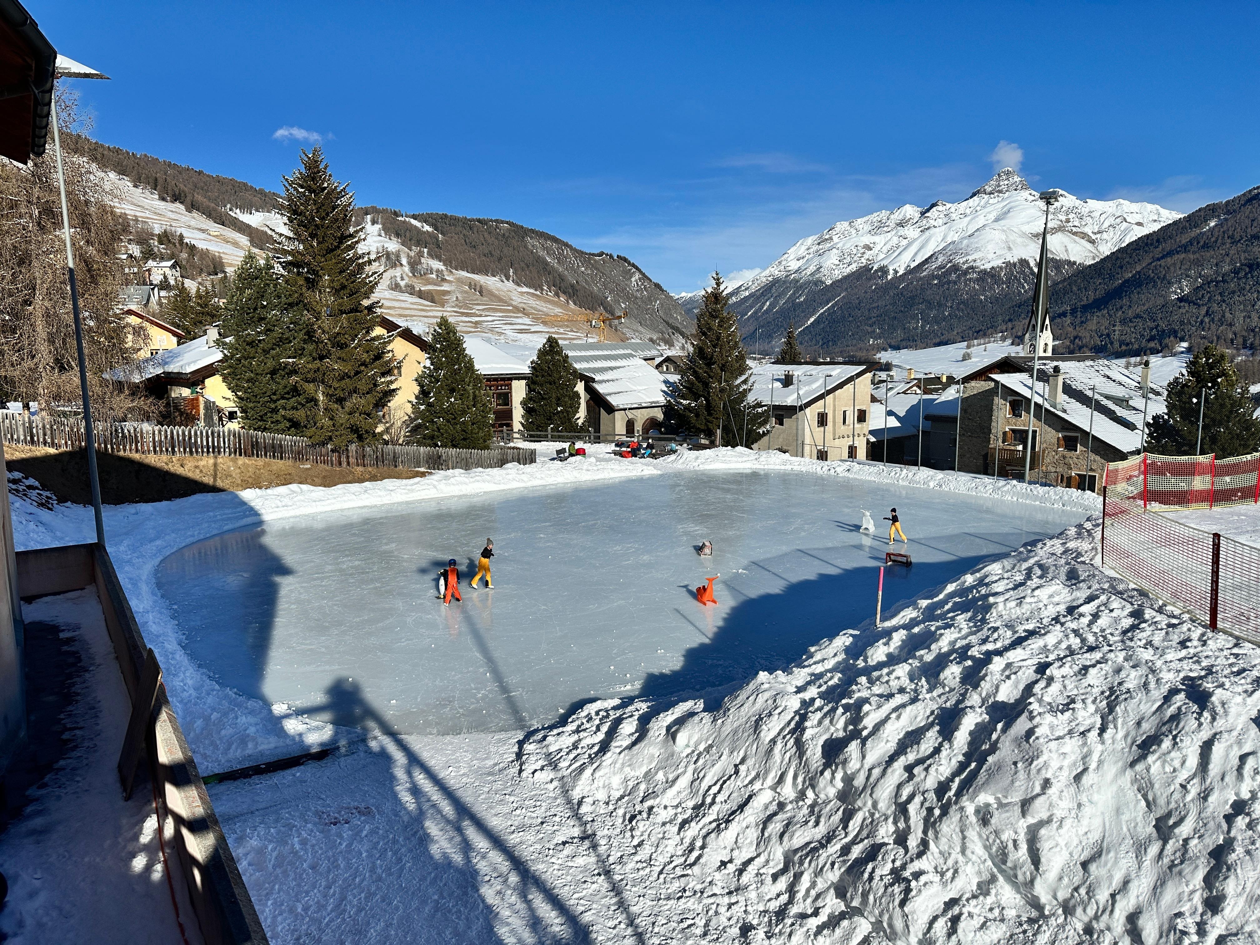 Direkt beim Spielplatz, Eisfeld und Skigebiet