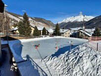 Direkt beim Spielplatz, Eisfeld und Skigebiet