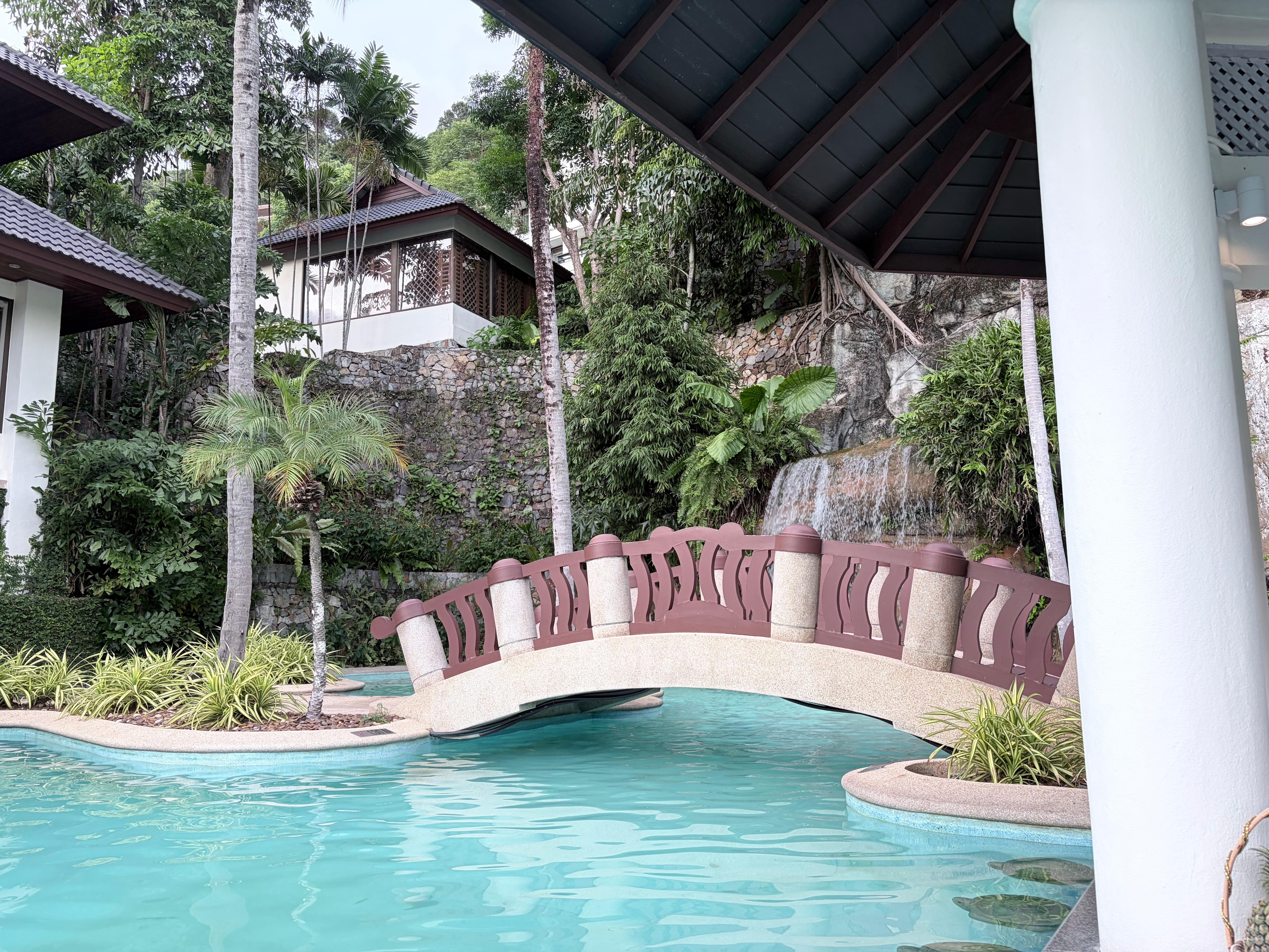 Waterfall pool bar 