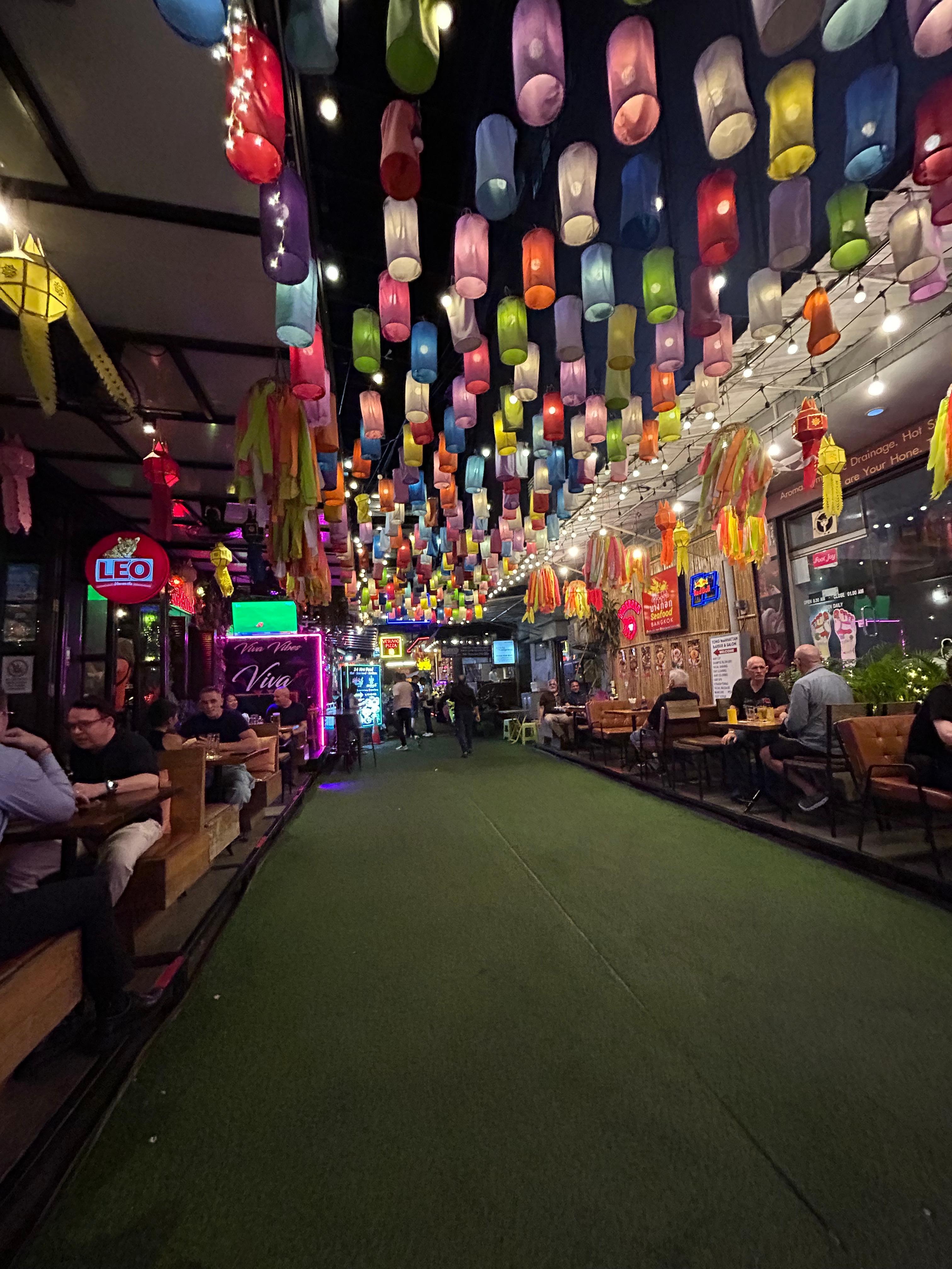 この道の突き当たりにホテル