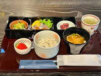 サービス期間中との事で無料だった朝食。ご飯のみ白米とわかめご飯から選べ、自分好みの量がよそえた。
