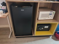 冷蔵庫と電子レンジはついてます。