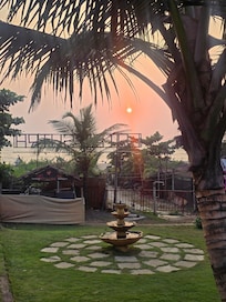 Solnedgången från trädgården