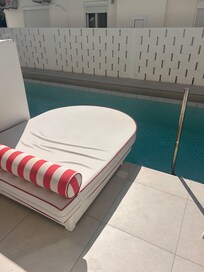 Swim up pool