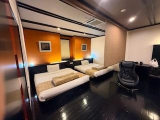 一泊目に泊まった別邸　蘇庵の悠凛のベッド。キングサイズで寝心地良かったです。