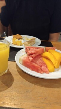 O café da manhã é excelente, tem bastante variedades.