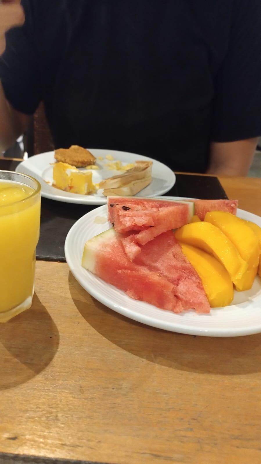O café da manhã é excelente, tem bastante variedades.