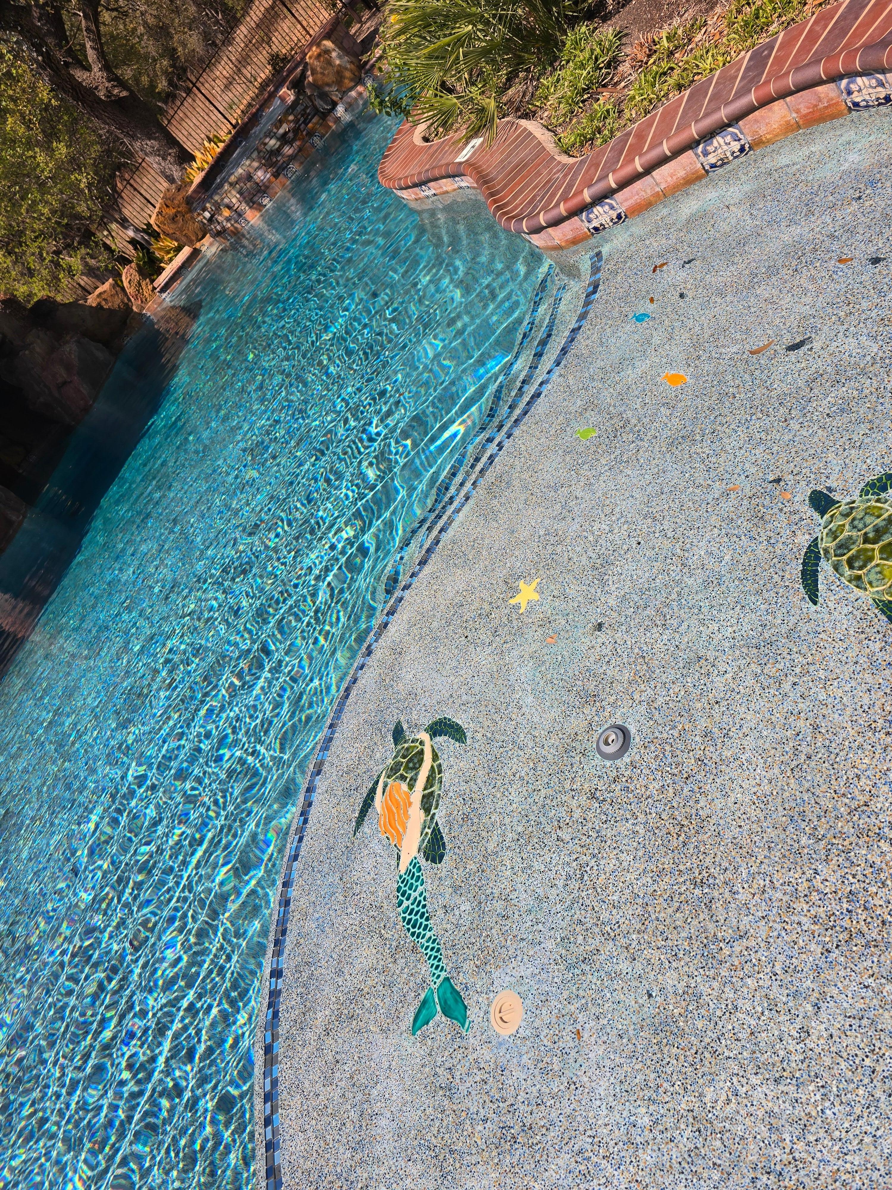 
Adorable tile art on the large splash/ sundeck. Lower calf depth.