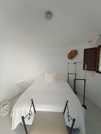 Foto gran angular del dormitorio fuera de la casa.