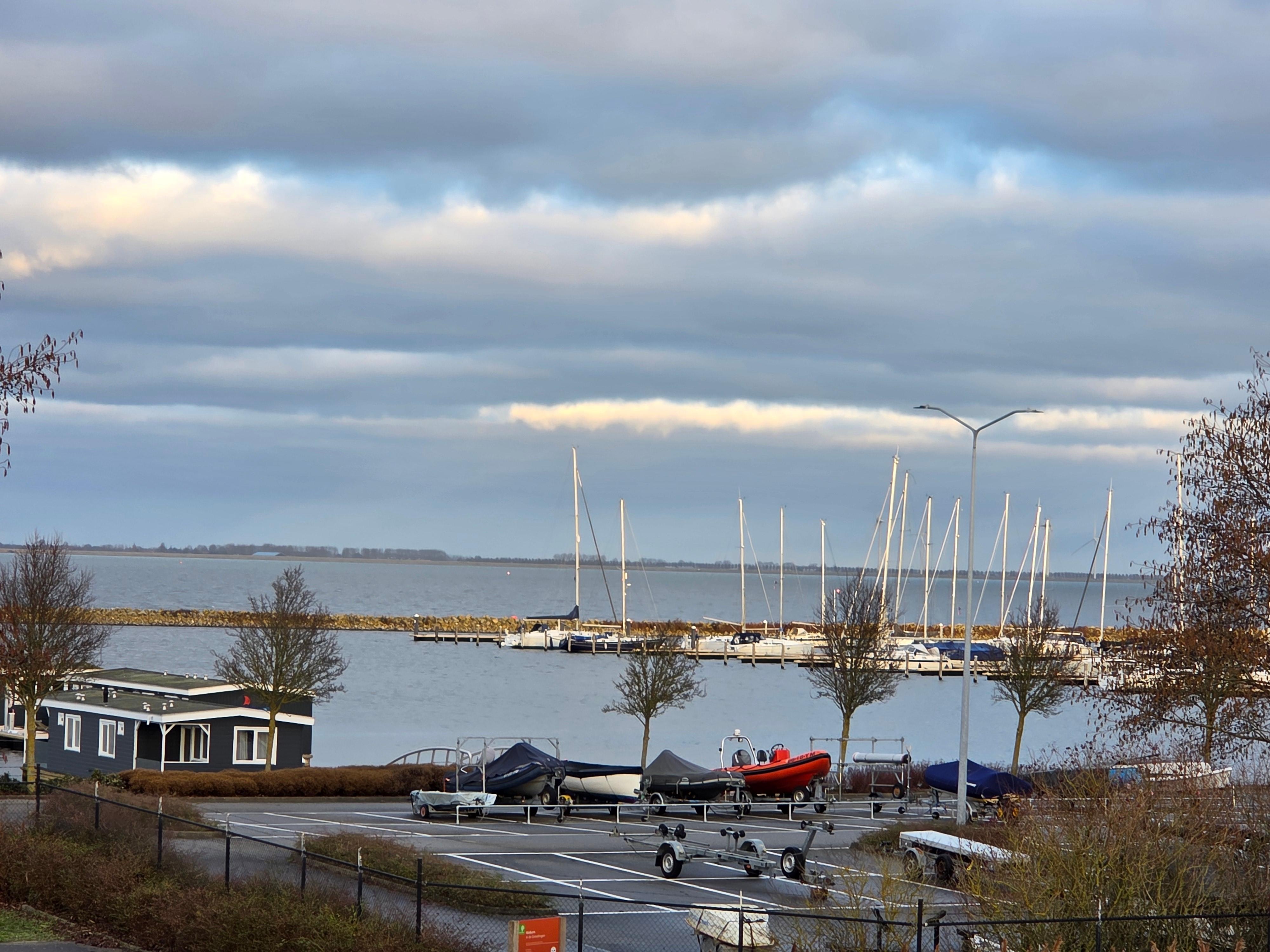 Blick vom Deich in den Hafen