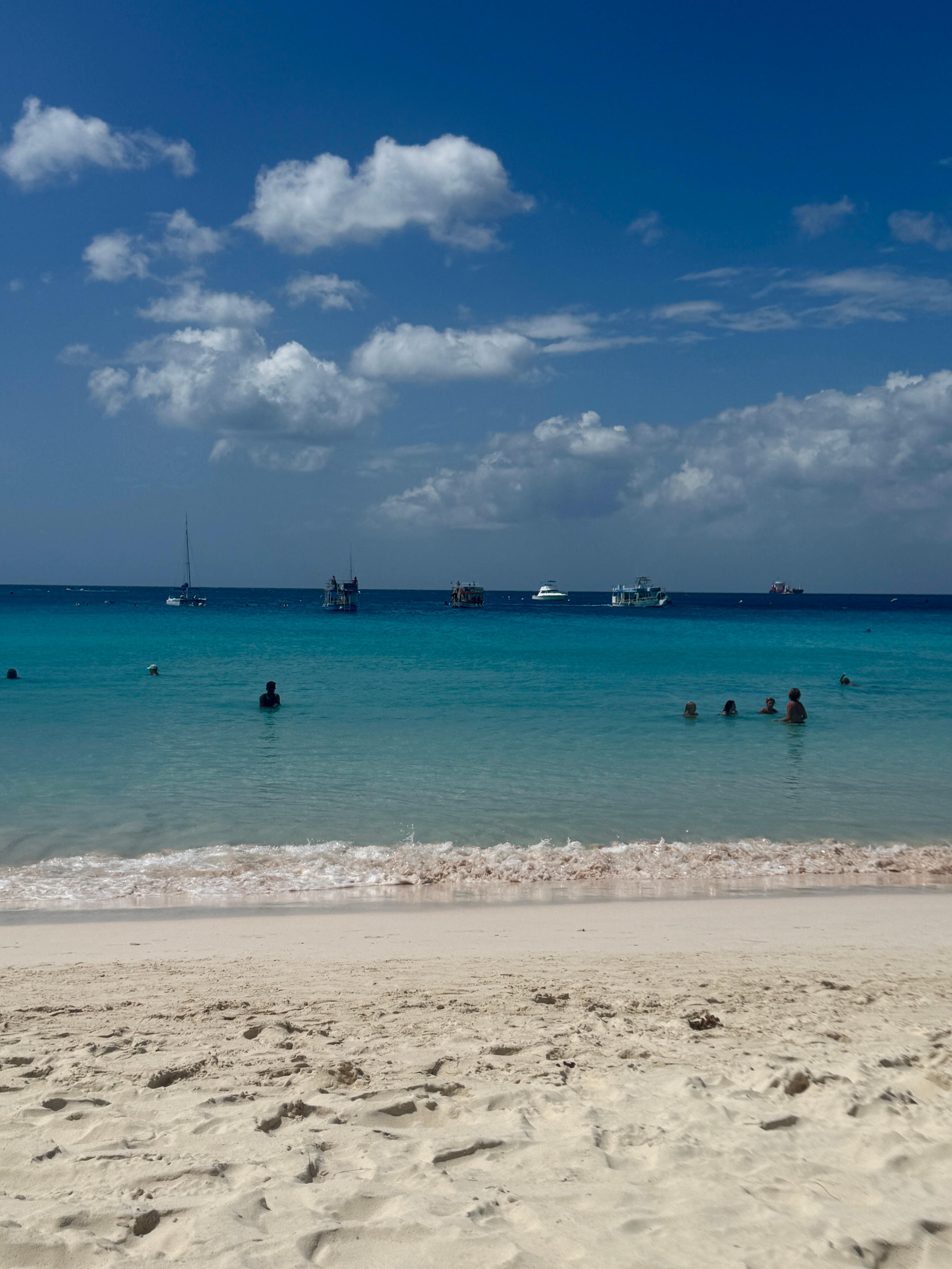 Foretrakk Brownes beach. Roligere, veldig fin strand, men dessverre vannjet-er som ødela her også. Ellers hadde det vært perfekt for snorkling fra land.