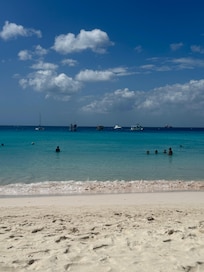 Foretrakk Brownes beach. Roligere, veldig fin strand, men dessverre vannjet-er som ødela her også. Ellers hadde det vært perfekt for snorkling fra land.