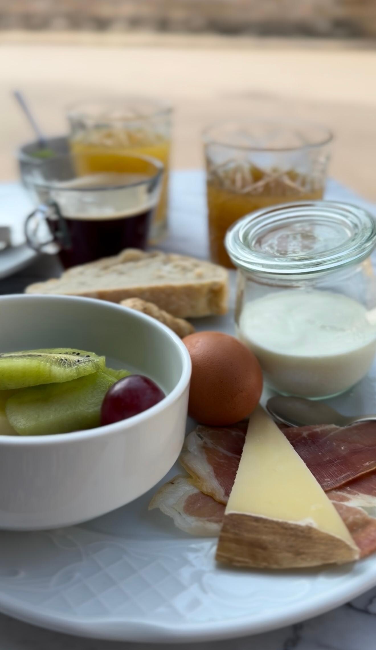 Frokost utenfor hotellet.
