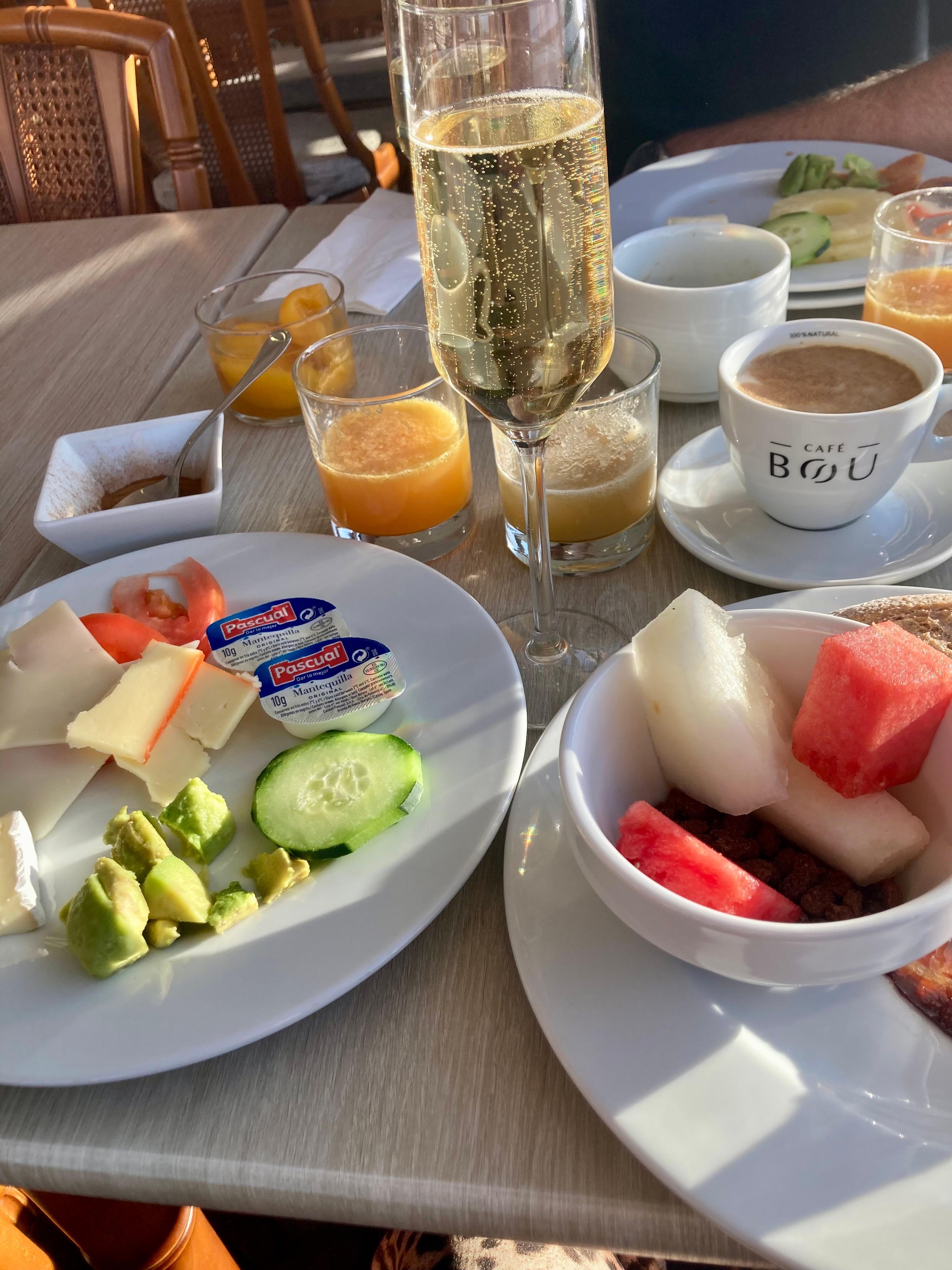 Fantastisk frukostbuffé . Fick cava en söndag. 
Färsk frukt o avocado, flera ostsorter mm