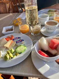Fantastisk frukostbuffé . Fick cava en söndag.
Färsk frukt o avocado, flera ostsorter mm