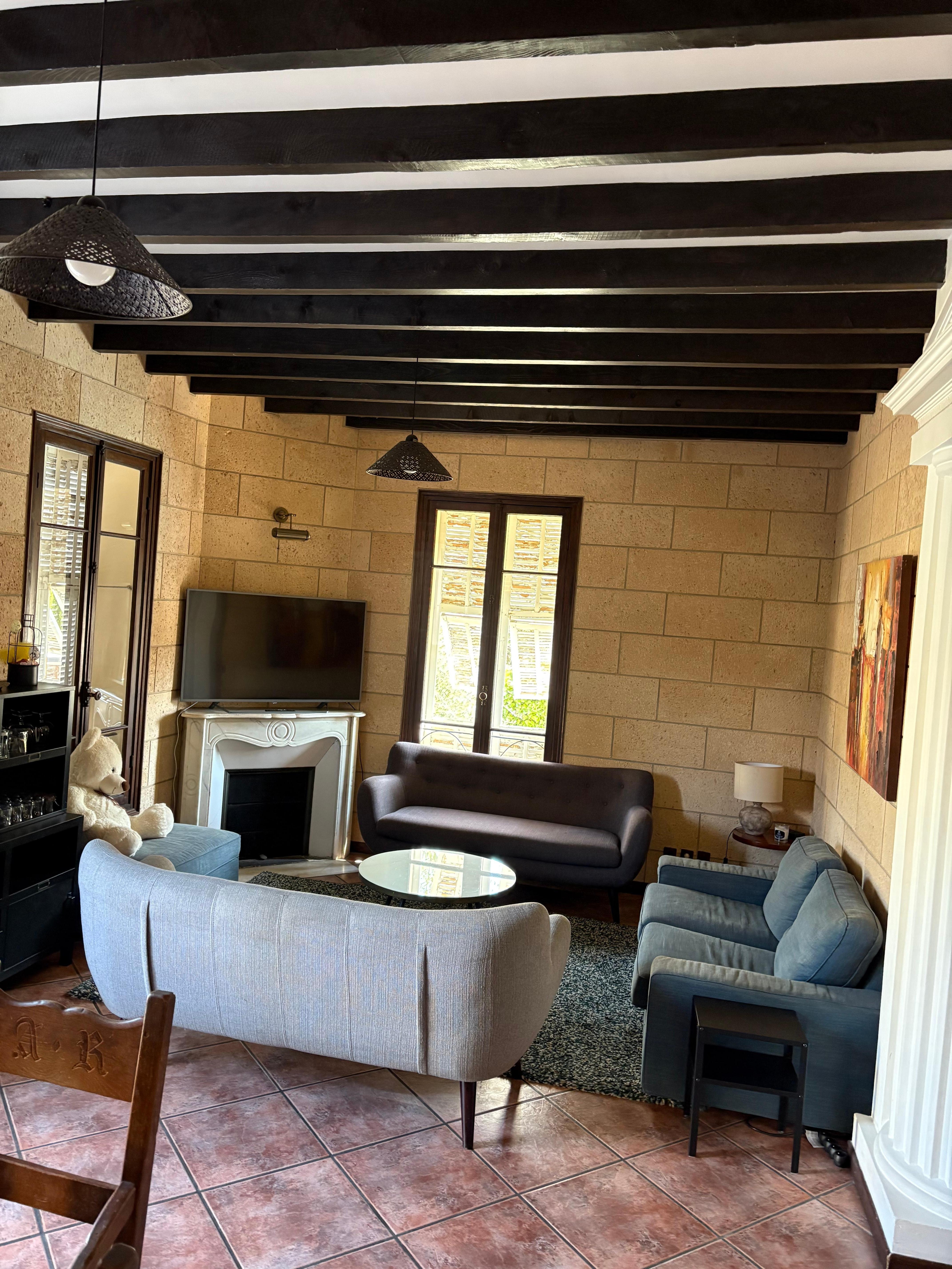 Open plan lounge adjoining kitchen