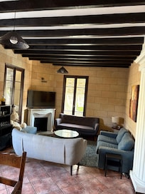 Open plan lounge adjoining kitchen