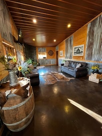 The decor makes me want to go home and redecorate😊