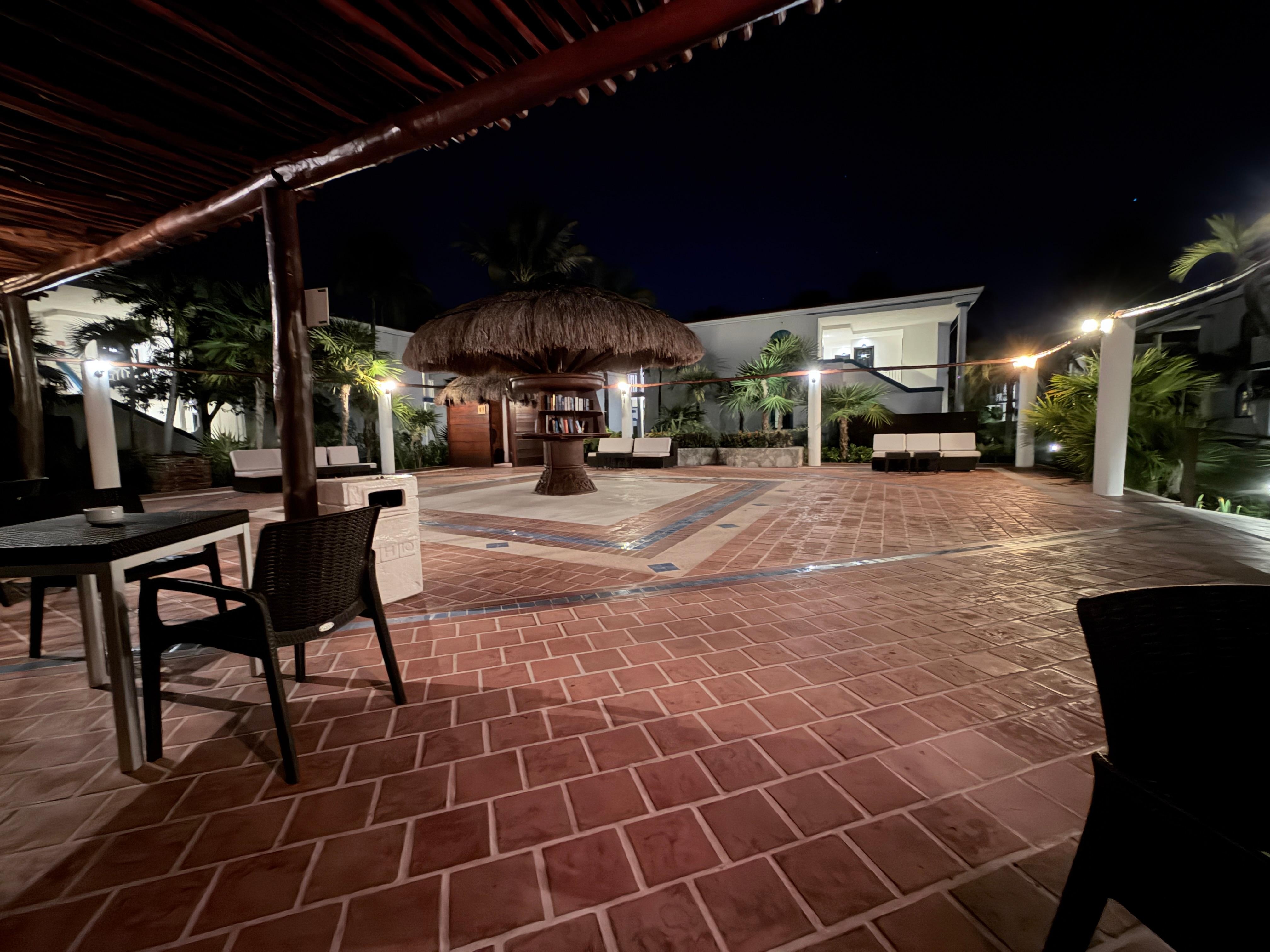 Smoking/library area. 