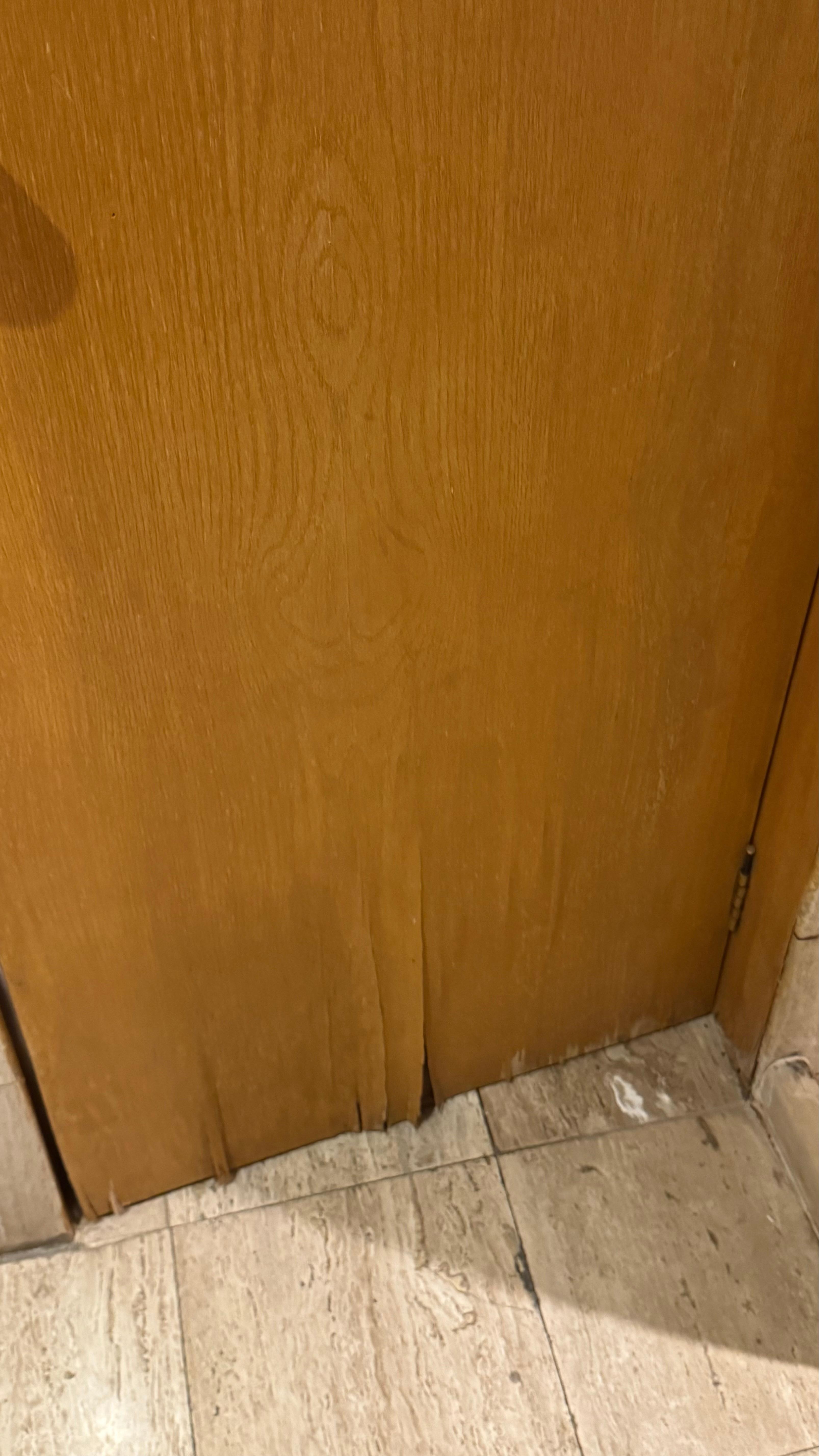 Puerta rota por humedad 