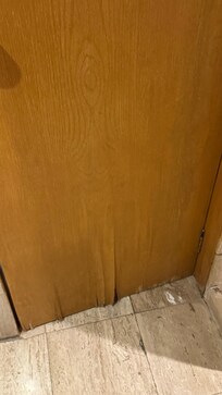 Puerta rota por humedad