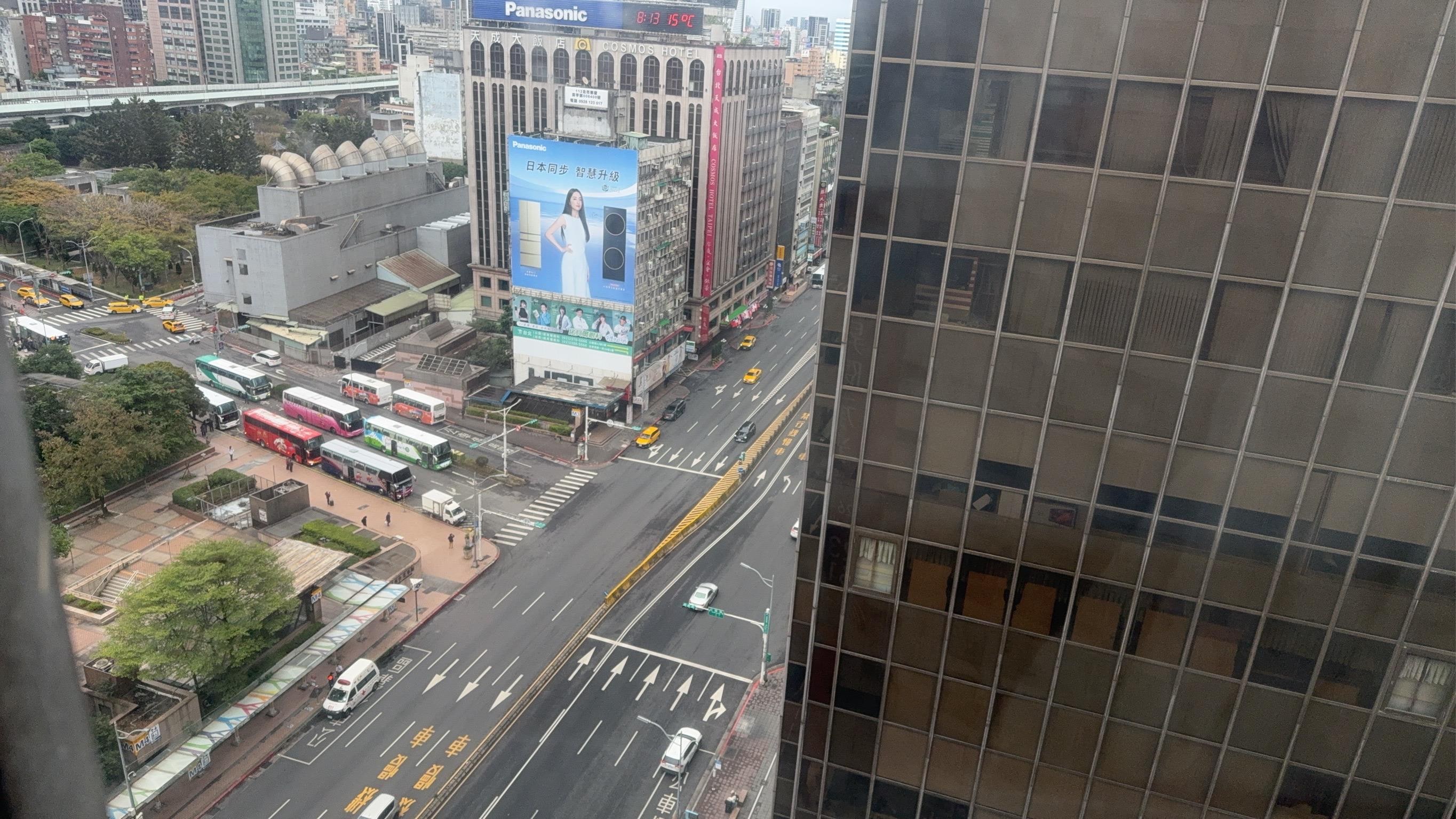 窓から台北駅が見えます