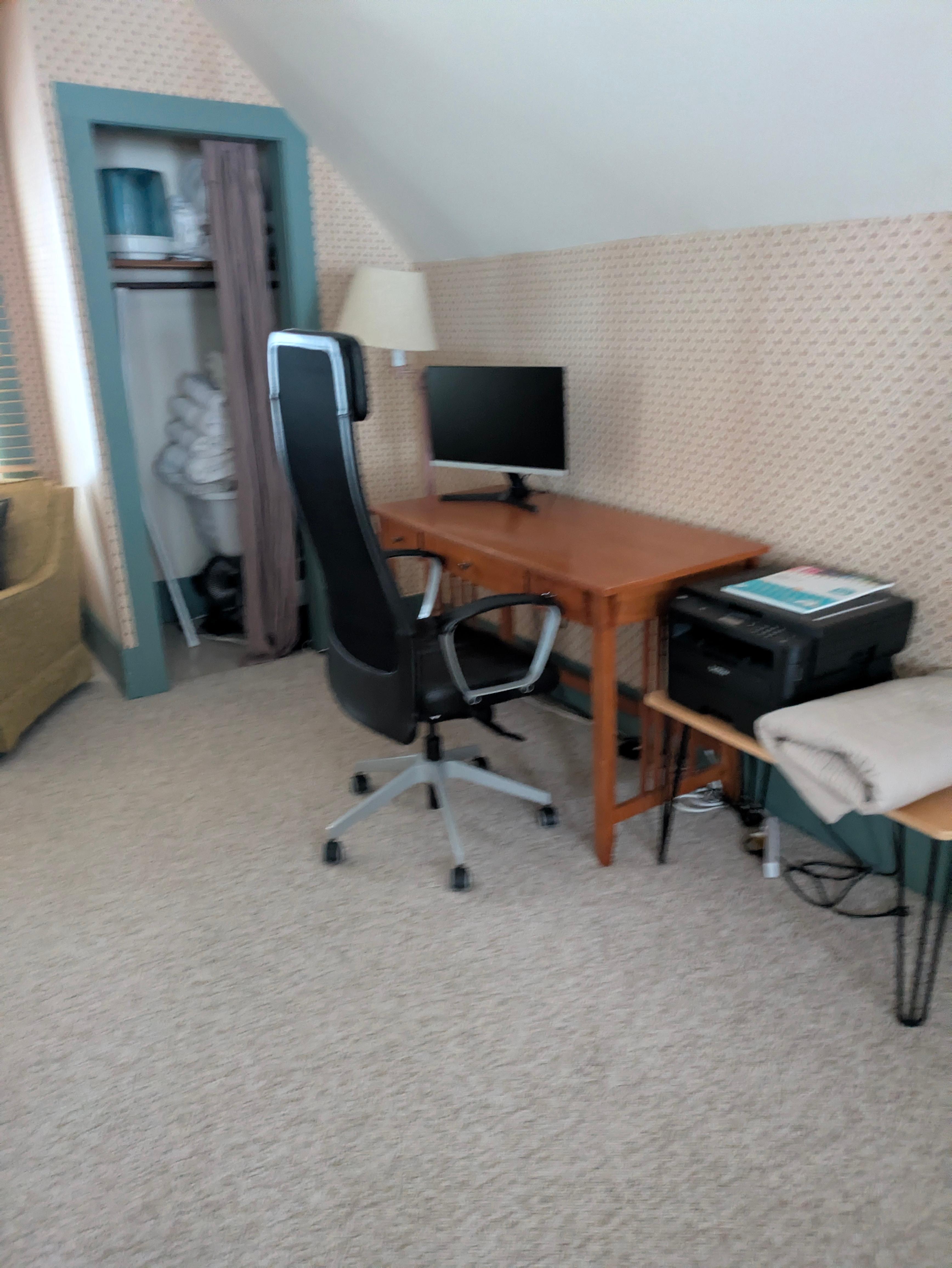 Nice desk *With* *A* *Monitor*!!