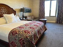 King room with sitting area