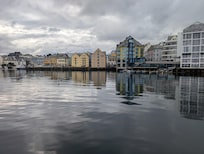 Hotel just to the left of the centre of this picture