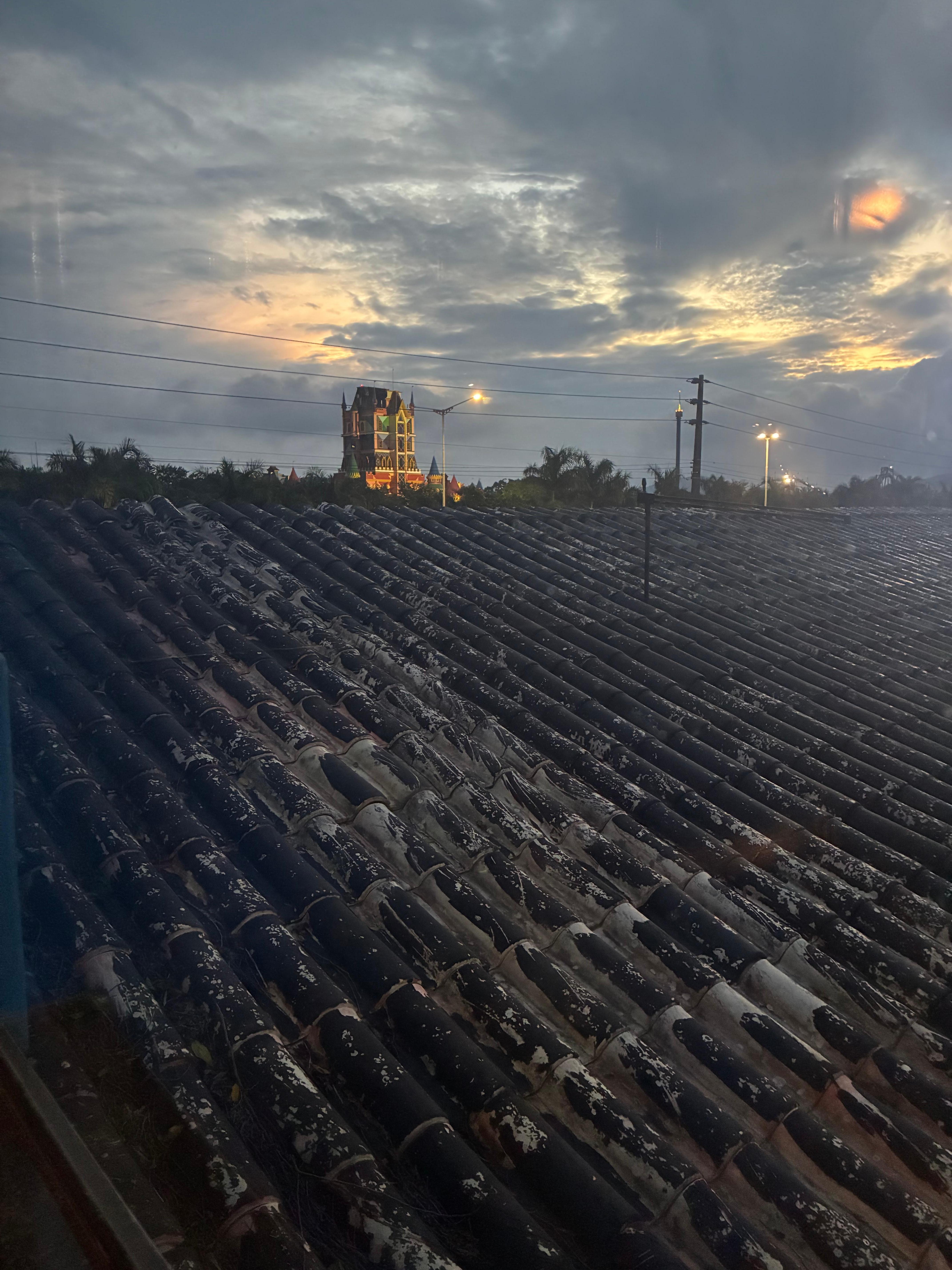 A pousada fica de frente com o Beto carreiro é só atravessar a rua 