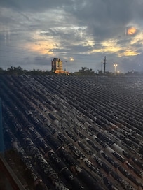 A pousada fica de frente com o Beto carreiro é só atravessar a rua