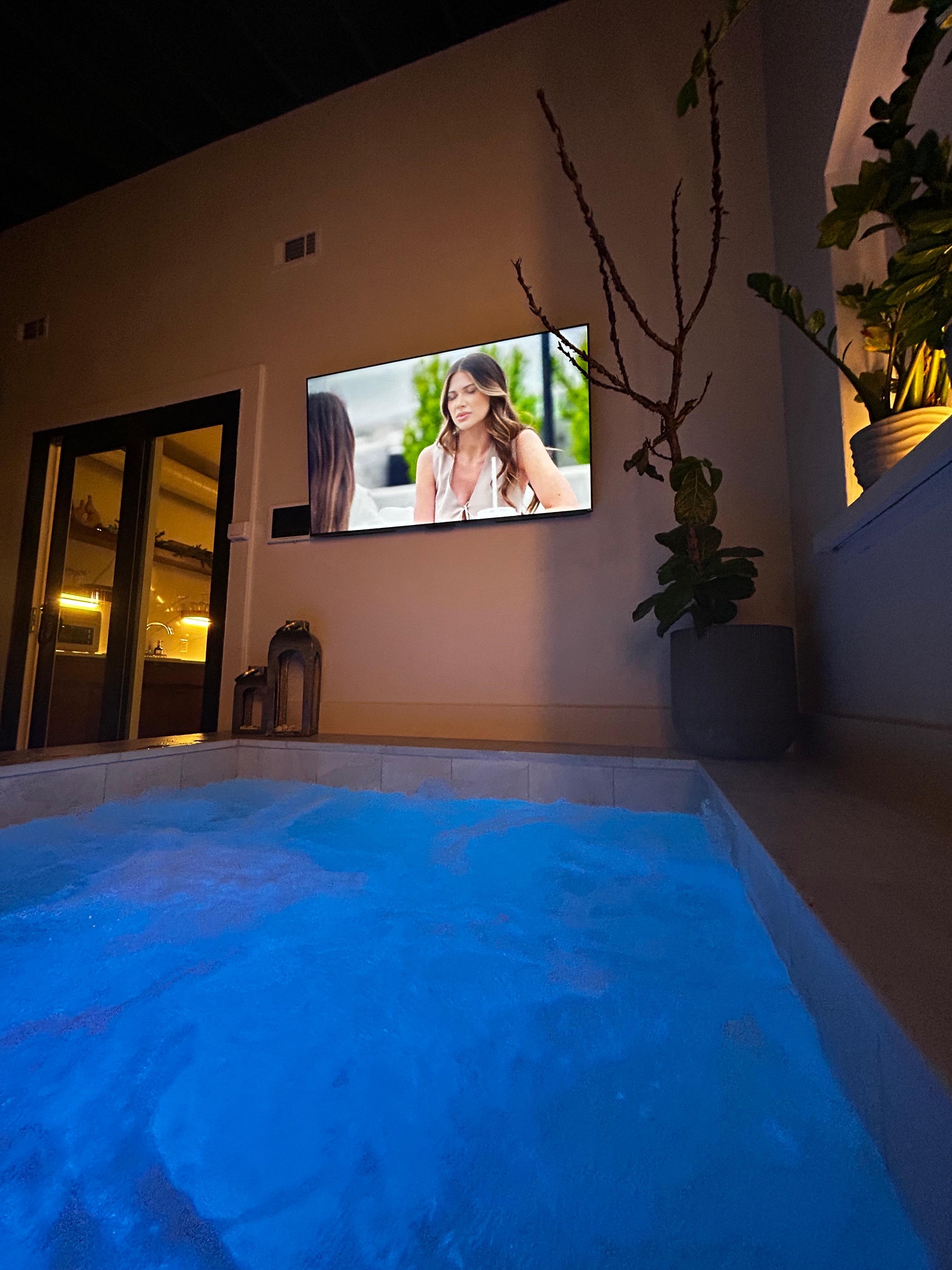Super relaxing hot tub with TV