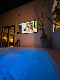 Super relaxing hot tub with TV