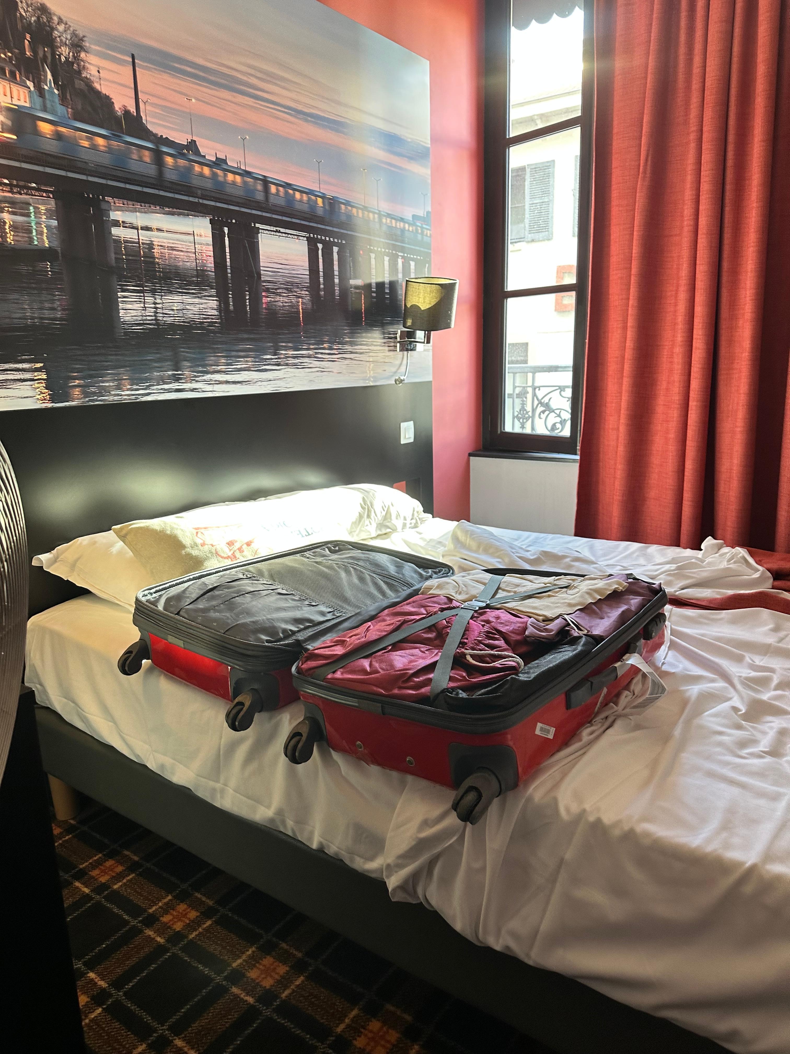 La habitación, con una alfombra o tapete de dudosa limpieza