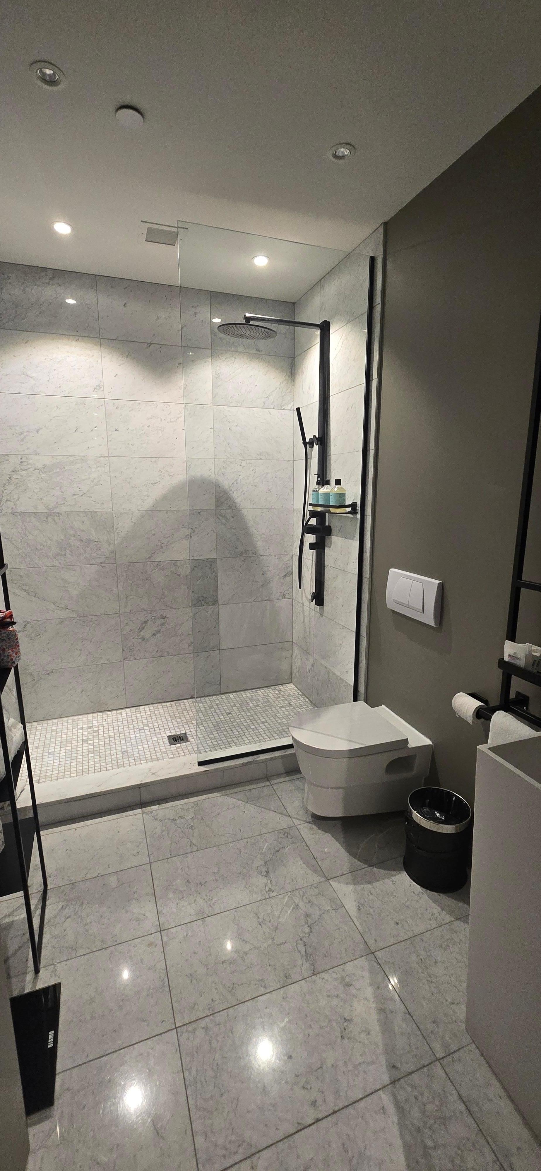 Grande salle de bain, avec plein de serviettes à notre disposition